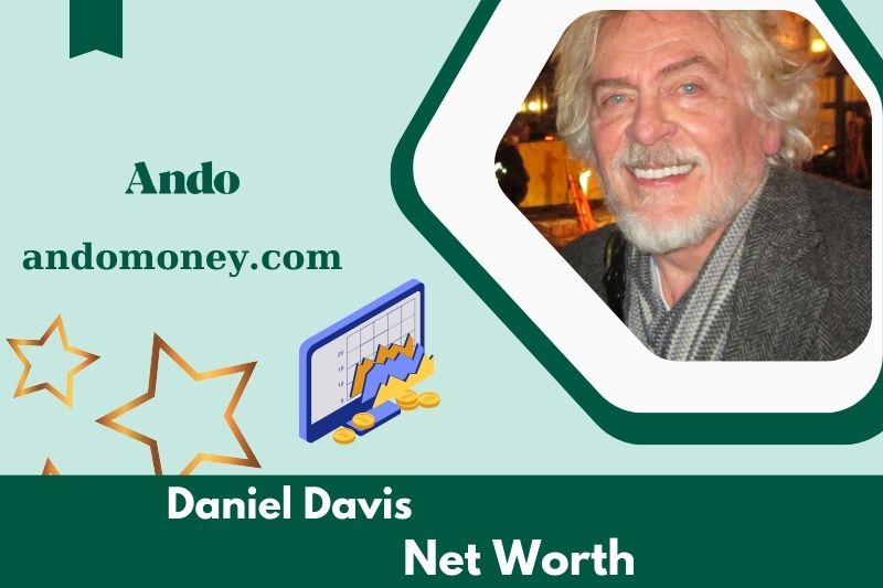 What is Daniel Davis's net assets in 2025