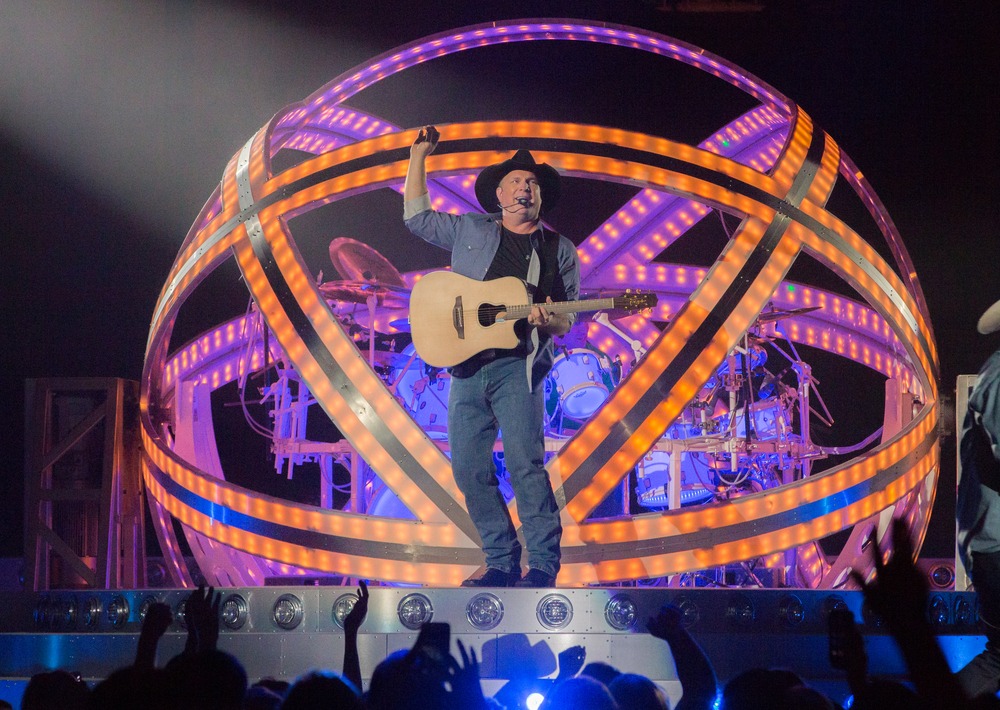 Sacramento ,, Ca/USA, 3/27/2015 ,: Garth, Brooks, leads forward, a