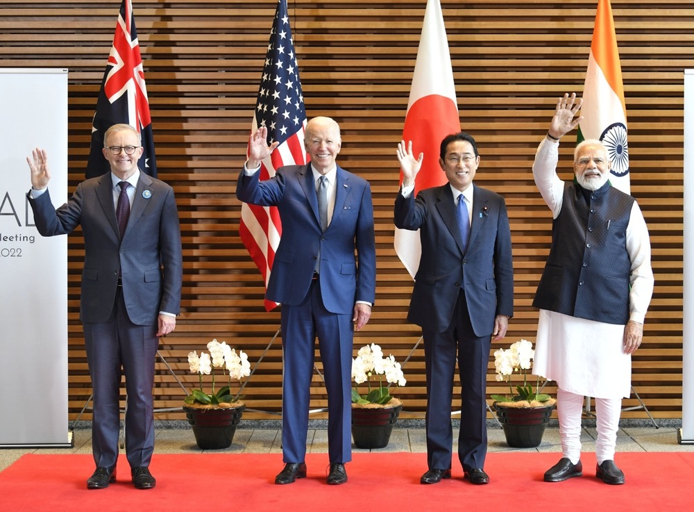 PM, at, the, quad, guide ', family, photo ,, in, Tokyo ,, Japan